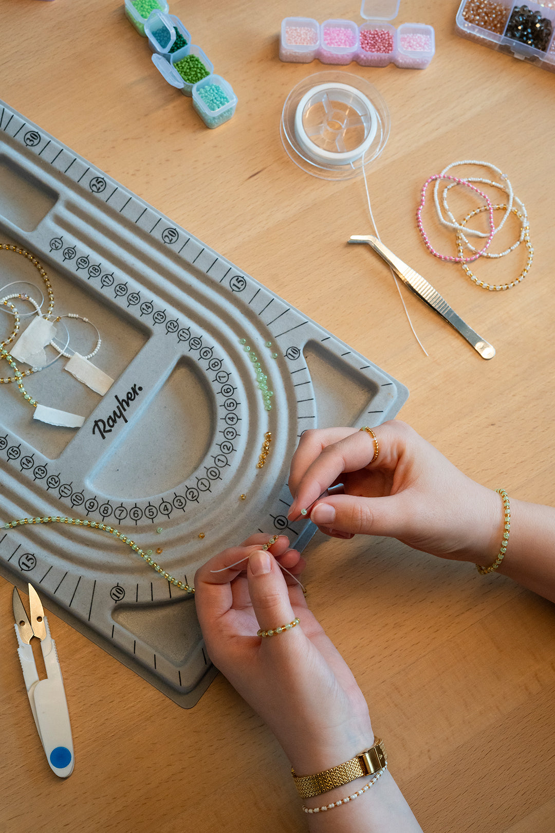Schmuckworkshop mit bunten Perlen