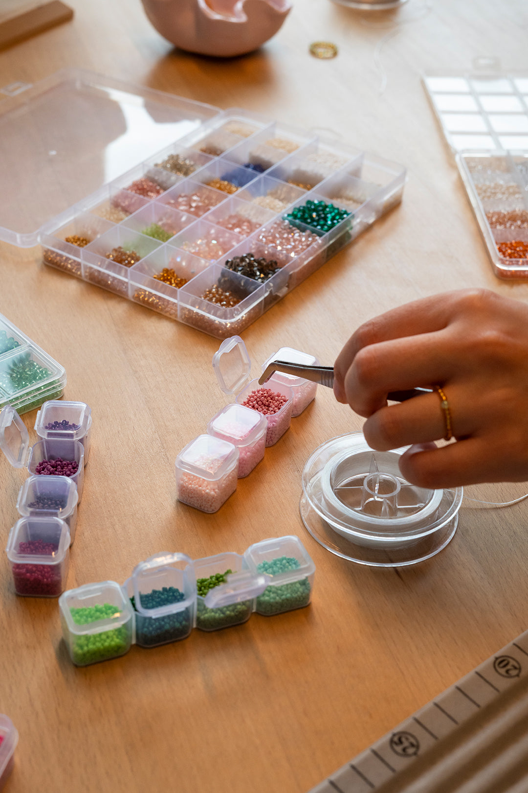 Schmuckworkshop mit bunten Perlen