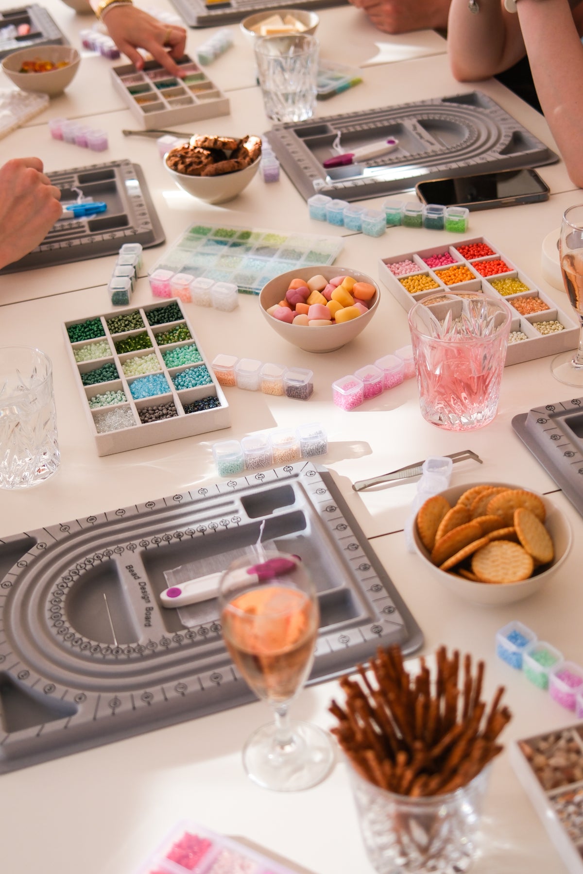 Schmuckworkshop mit bunten Perlen