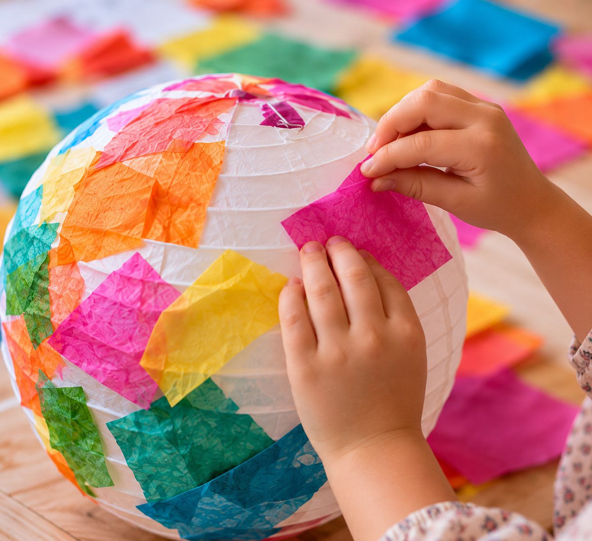 Bunte Papierlampen gestalten
